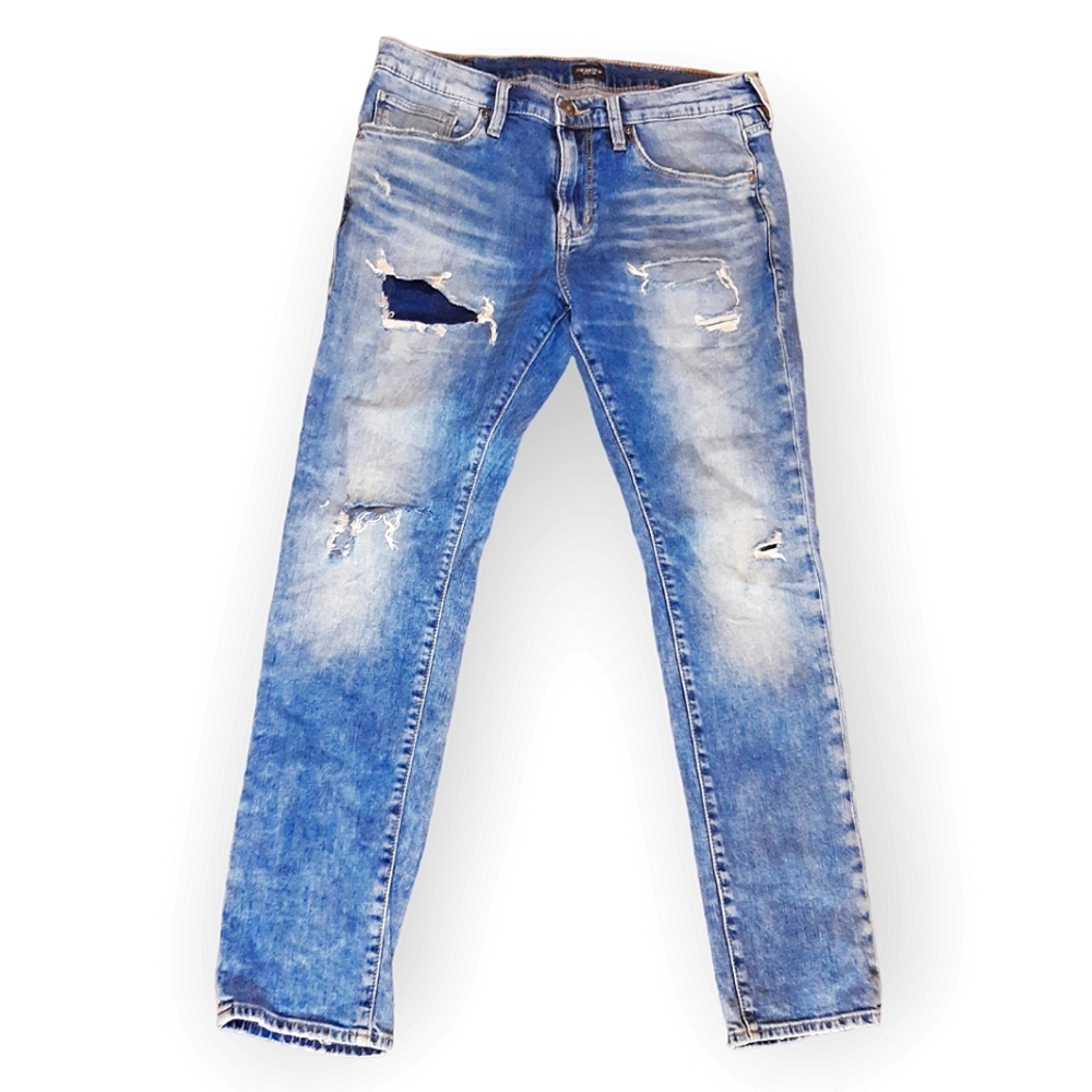 Silver Jeans Co. Kenaston Light blue distressed destroyed slim jeans size 31